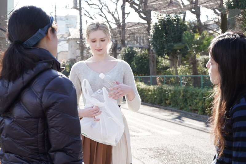 Chồng hay vắng nhà, cô vợ tây vụng trộm cùng cậu sinh viên hàng xóm